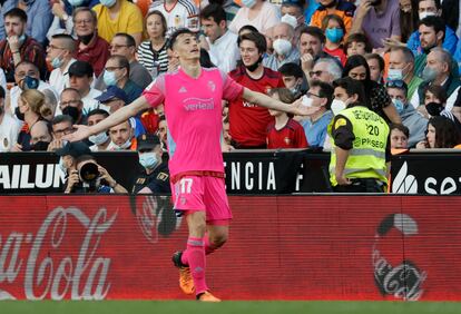 El delantero croata de Osasuna Ante Budimir celebra su gol, segundo del equipo navarro al Valencia (1-2).