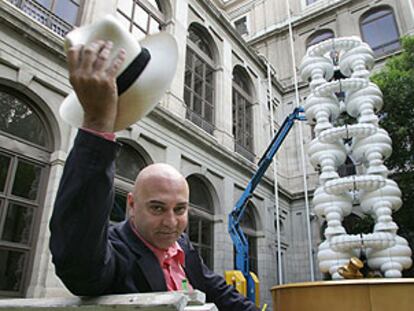 Carlos Pazos, ante su escultura <i>¿Cupito... y por qué no?, </i><b>en el patio de Sabatini del Reina Sofía.</b> /