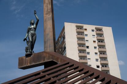 Conjunt escultòric de La República, dedicat a Francesc Pi i Margall, emblema de Nou Barris.