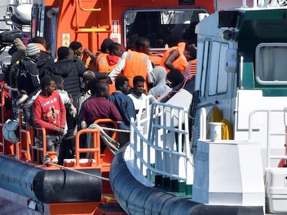 Salvamento Marítimo traslada al puerto de Almeria a un grupo de inmigrantes rescatados, el pasado abril.