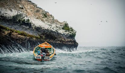 Un pescador tripula su embarcación cerca de la Isla grande, con el mar algo agitado.