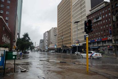 Vista de las calles desiertas de Harare tras los disturbios.