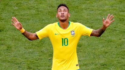 Neymar celebrates su gol a México.