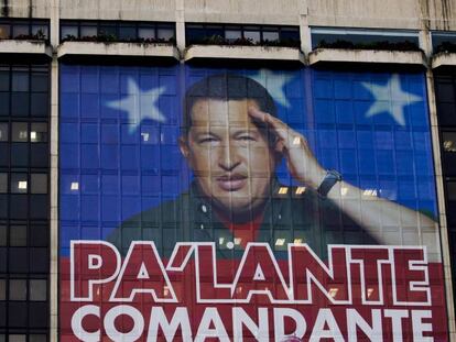 Fachada da sede em Caracas de PDVSA em fevereiro de 2012 com uma imagem do ex-presidente do Governo de Venezuela Hugo Chávez