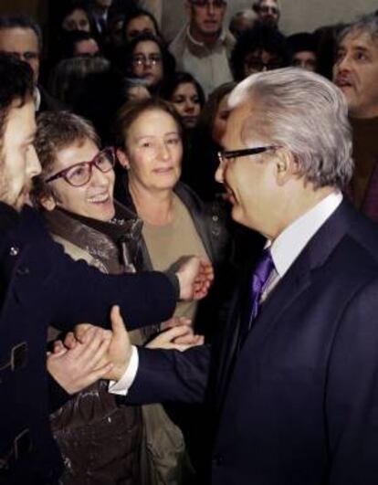 El exjuez de la Audiencia nacional Baltasar Garzón (d) y el el escritor y periodista Manuel Rivas, momentos antes de participar en la ponencia "No a la impunidad: sobre corrupción y derechos humanos", esta noche en un hotel de Santiago de Compostela.