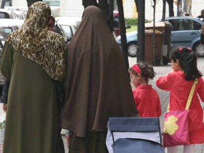 Dos mujeres con velo paseando en Lleida.