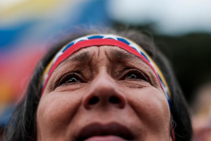 Una mujer llora durante la protesta de opositores al presidente venezolano Nicols Maduro en Bogot, Colombia.
