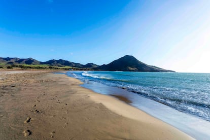 Playa de los Genoveses en la costa mediterránea, que forma parte del Parque Natural de Cabo de Gata, en Almería.