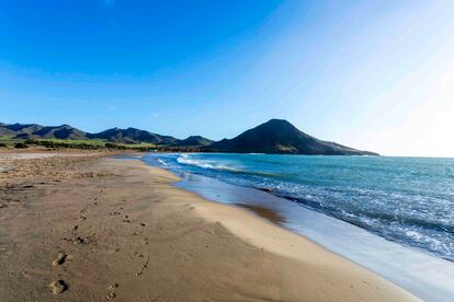 Playa de los Genoveses en la costa mediterránea, que forma parte del Parque Natural de Cabo de Gata, en Almería.