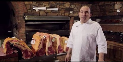 José Gordón, en la cocina de la bodega El Capricho, en Jiménez de Jamuz (León).