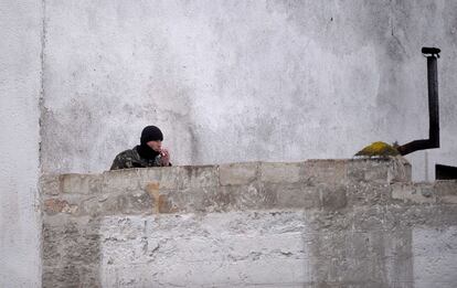 Un soldado ucranio fuma en una unidad militar en Perevalnoye, a las afueras de Simferopol.