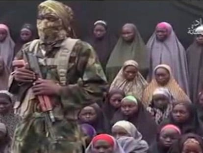 Um soldado do Boko Haram em vídeo divulgado em agosto passado.