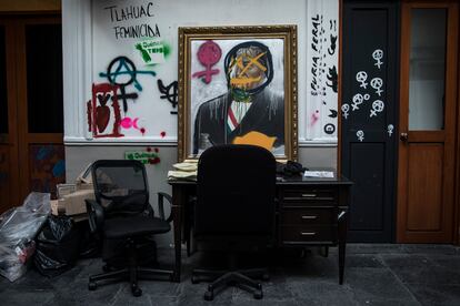 Interior de las instalaciones de la Comisión Nacional de Derechos Humanos de la Ciudad de México después de varias semanas de haber sido tomadas por colectivos de mujeres feministas.