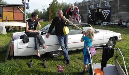 Una familia en los terrenos de la okupaci&oacute;n ADM, el pasado julio en &Aacute;msterdam.