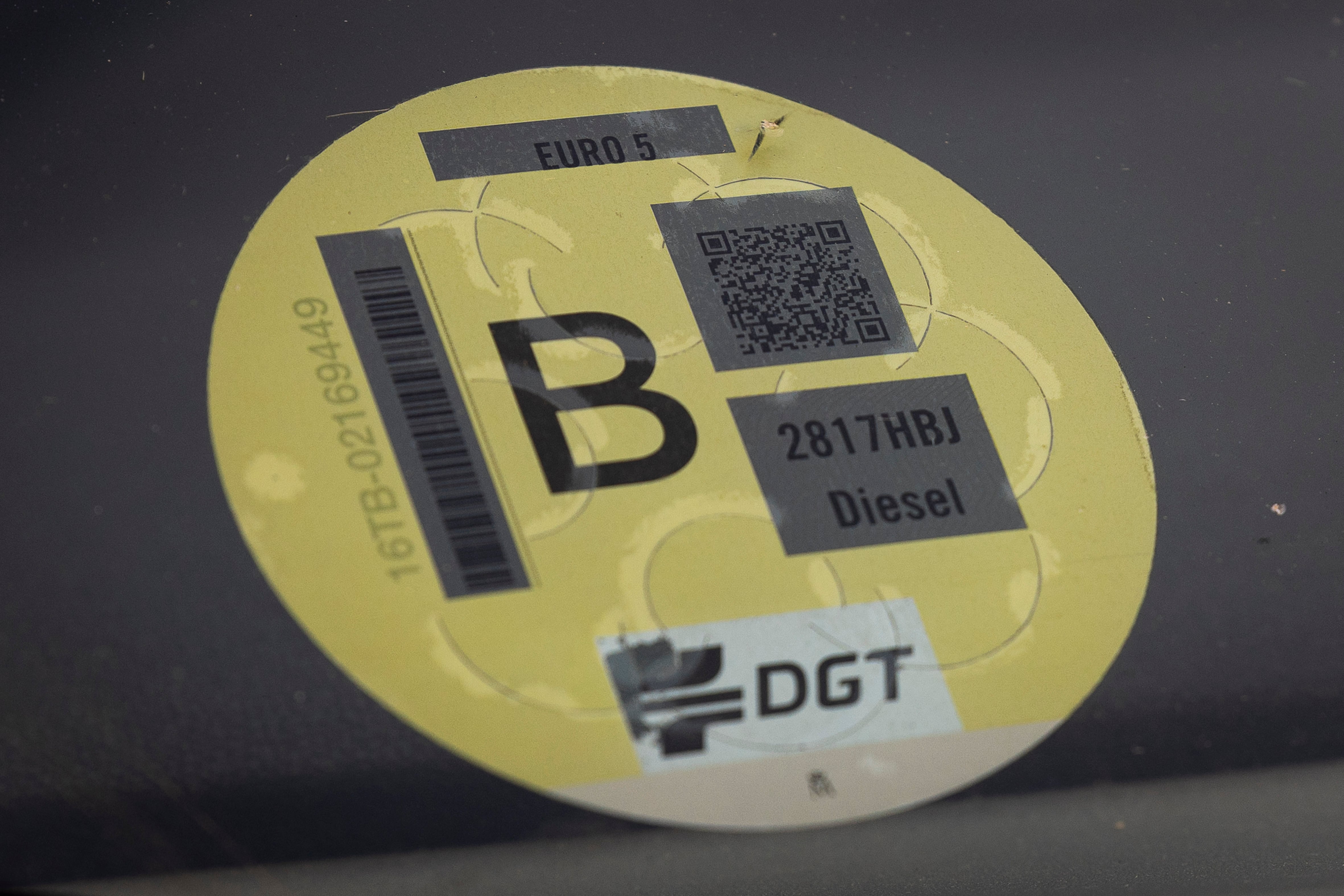 Detalle de un vehículo con etiqueta B amarilla de la DGT en Barcelona.


