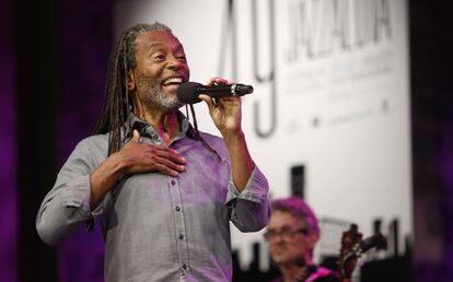 El carismático Bobby McFerrin, durante el concierto que ofreció este jueves en La Trini, el escenario más emblemático del Jazzaldia. El músico ha participado en cuatro ocasiones en el Festival de Jazz de San Sebastián.