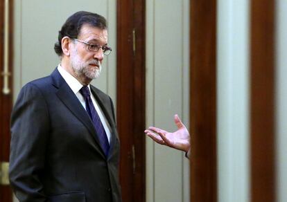 El presidente del Gobierno, Mariano Rajoy conversa con Fernando Martínez Maillo en los pasillos del Congreso de los Diputados, el 15 de febrero de 2017.