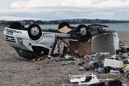 Vista de una caravana destrozada en una de las playas de la región afectada.