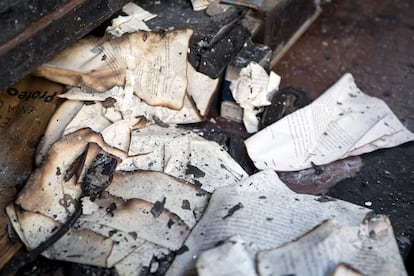 Restos de libros quemados en la librería Proteo.