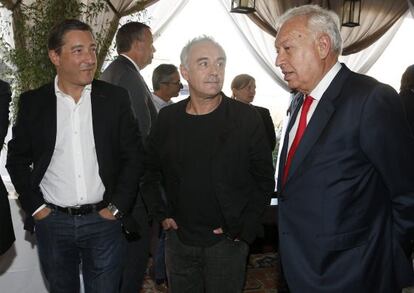 Jos&eacute; Manuel Garc&iacute;a-Margallo, conversa con los cocineros Ferran Adri&agrave; y Joan Roca.