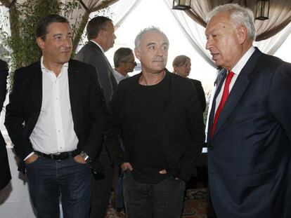 José Manuel García-Margallo, conversa con los cocineros Ferran Adrià y Joan Roca.