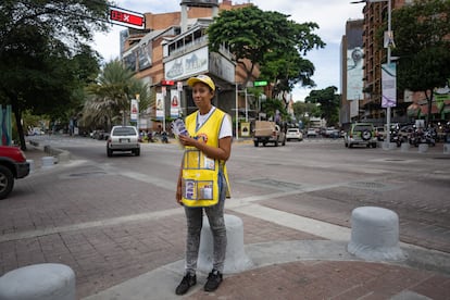 Yelitza Fernández vendiendo boletos de lotería.