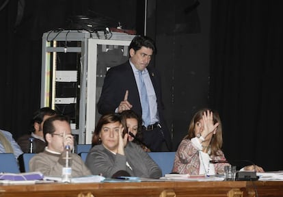 El alcalde de Alcorcón, David Pérez, vota de pie durante el pleno de ayer.