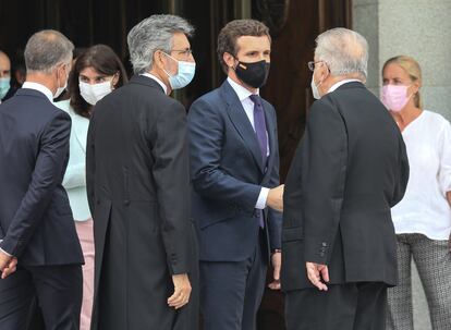 Pablo Casado, tercero por la derecha, conversa con Juan José González Rivas (presidente Constitucional), segundo por la derecha, y Carlos Lesmes (presidente del Poder Judicial), a la izquierda de Casado. En segundo plano, Pilar Llop (ministra de Justicia) conversa con el presidente del Senado Ander Gil, el 9 de septiembre.