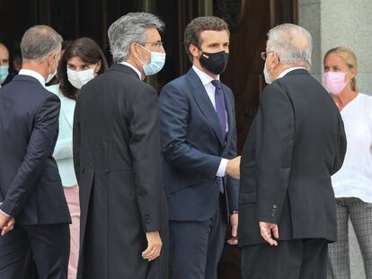 Pablo Casado, tercero por la derecha, conversa con Juan José González Rivas (presidente Constitucional), segundo por la derecha, y Carlos Lesmes (presidente del Poder Judicial), a la izquierda de Casado. En segundo plano,  Pilar Llop (ministra de Justicia) conversa con el presidente del Senado Ander Gil, el 9 de septiembre.