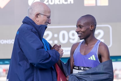 El presidente del Mercadona, Juan Roig felicita al ganador de la cuarta edición de la Maratón Valencia Trinidad Alfonso celebrada este domingo.