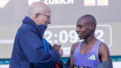 El presidente del Mercadona, Juan Roig felicita al ganador de la cuarta edición de la Maratón Valencia Trinidad Alfonso celebrada este domingo.