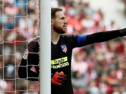 Oblak ordena una barrera durante un partido del Atlético