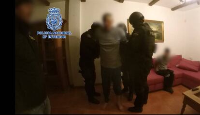 Detención del acusado de líderar la Camorra en España en una imagen facilitada por la Policía Nacional.