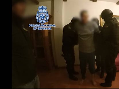 Detenci&oacute;n del acusado de l&iacute;derar la Camorra en Espa&ntilde;a en una imagen facilitada por la Polic&iacute;a Nacional. 