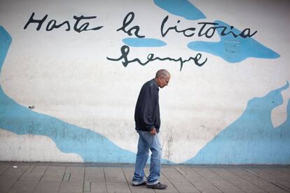 Un hombre camina por el centro de Caracas, en Venezuela.