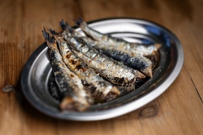 La carta de La Font del Gat quiere ser popular, más de merendero que de restaurante, como estas sardinas a la brasa.