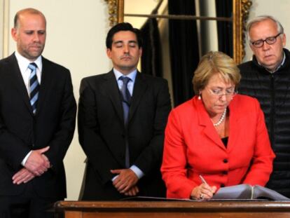 Michelle Bachelet firma el decreto de zona de cat&aacute;strofe. 