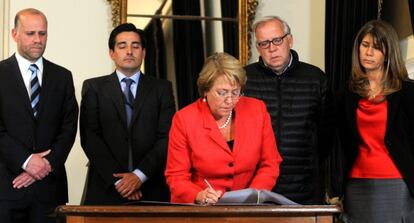 Michelle Bachelet firma el decreto de zona de catástrofe.