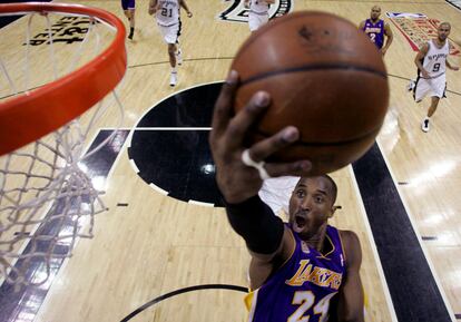 Bryant encesta el balón contra San Antonio Spurs durante la final de los 'play off' de Conferencia Oeste de la NBA el 27 de mayo de 2008.