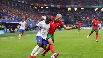 Pepe y Kanté disputan el balón este viernes en Hamburgo durante el partido entre Portugal y Francia.