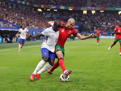 Pepe y Kanté disputan el balón este viernes en Hamburgo durante el partido entre Portugal y Francia.