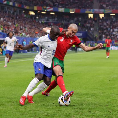 Pepe y Kanté disputan el balón este viernes en Hamburgo durante el partido entre Portugal y Francia.