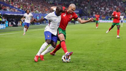 Pepe y Kanté disputan el balón este viernes en Hamburgo durante el partido entre Portugal y Francia.