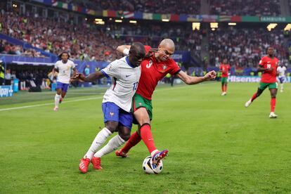 Pepe y Kanté disputan el balón este viernes en Hamburgo durante el partido entre Portugal y Francia.