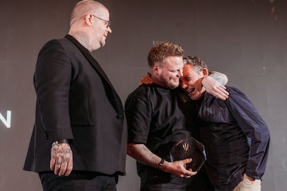 El cocinero danés Rasmus Munk (en el centro) se abraza al español Albert Adrià, en presencia del danés Eric Vildgaard, durante la ceremonia de los premios The Best Chef, celebrados el miércoles en Dubái.