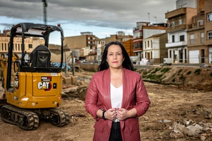 La alcaldesa de Catarroja, Lorena Silvent,, en el Barranquet de Pelayo en la población.