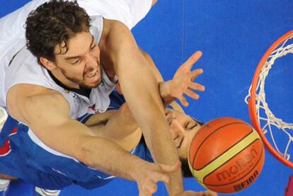 Pau Gasol trata de encestar ante el serbio Milenko Tepic durante el último partido de la selección española en Lituania.