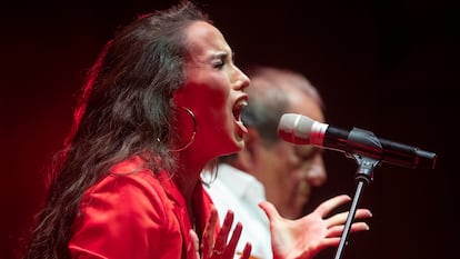 La cantaora cordobesa Rocío Crespillo Luna durante la actuación con la que ganó la 'Lámpara Minera' de la final del Festival Internacional del Cante de las Minas de La Unión, la noche del viernes.