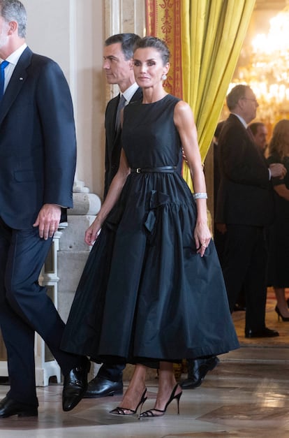 Finalmente, la Reina y Jill Biden no coincidieron en su elección de vestuario. Doña Letizia llevó un vestido de la firma española The 2nd Skin Co., que ya lució en los premios Princesa de Asturias de 2021, y unos zapatos de Manolo Blahnik que también ha llevado en otras ocasiones en los últimos tres años. Sin tiara (no había que llevarla al ser una cena oficial, pero no de gala: por lo que el protocolo marcaba traje oscuro para los hombres y de cóctel para las mujeres), la Reina usó algunas de las joyas más importantes de la familia real: las pulseras gemelas de diamantes, de la casa Cartier, y los pendientes de chatones, también de diamantes.