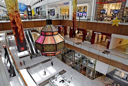 Un centro comercial de Dubai, en los Emiratos Árabes, prácticamente vacío durante la primera jornada de ramadán.